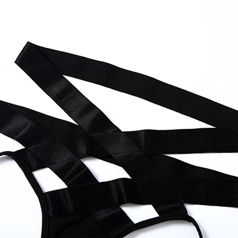 Комплект женского нижнего белья из бюстгальтера и трусиков с вырезами | Женская