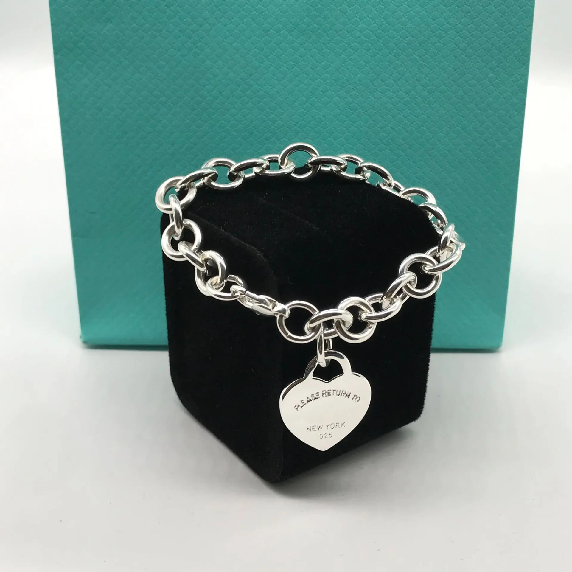 

High quality 1:1 original T sterling silver 925 necklace with classic heart-shaped bracelet elegantly presented to ladies