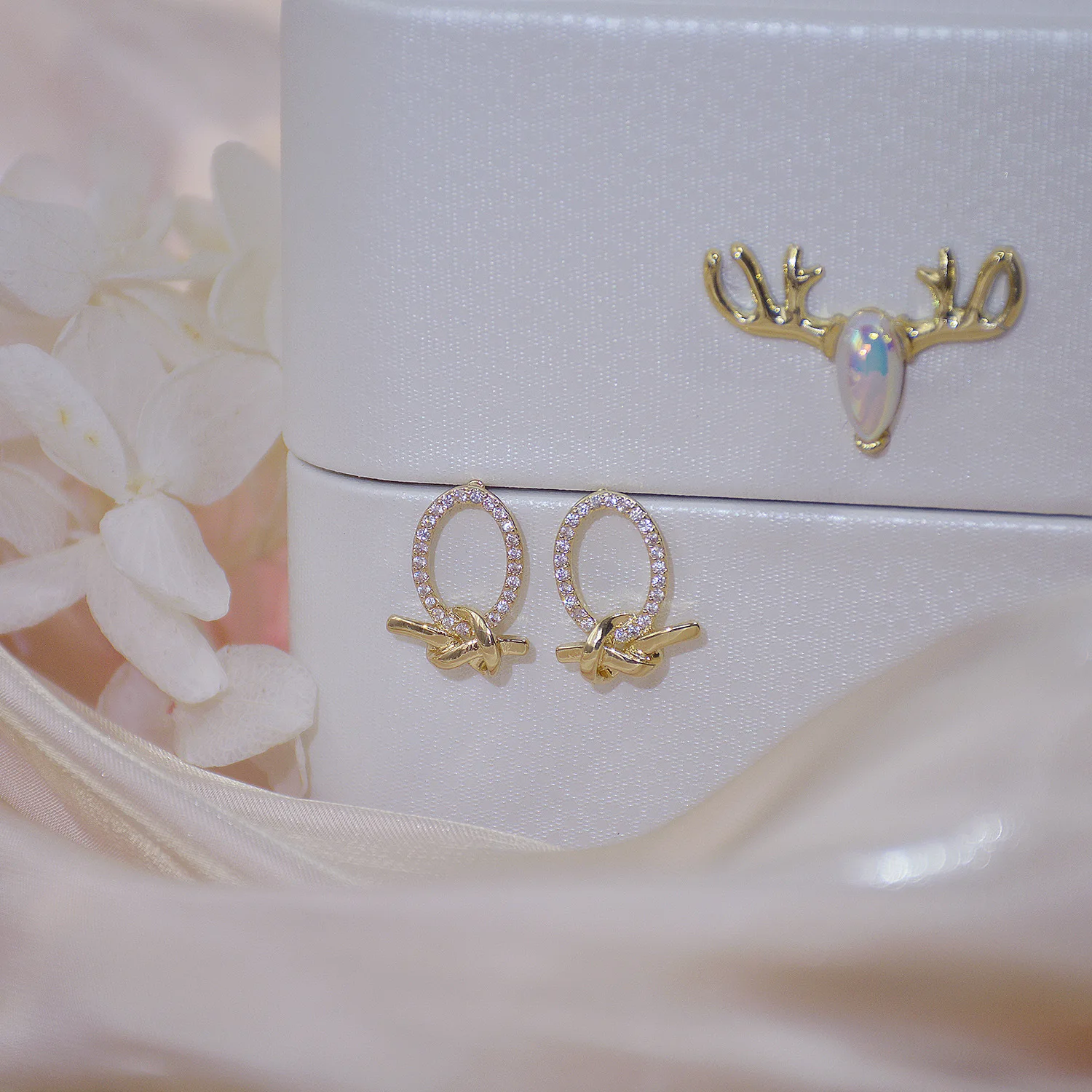 

High Quality 14K Real Gold S Needle Delicately Inlaid with Zircon and Small Knotted Stud Earrings for Women