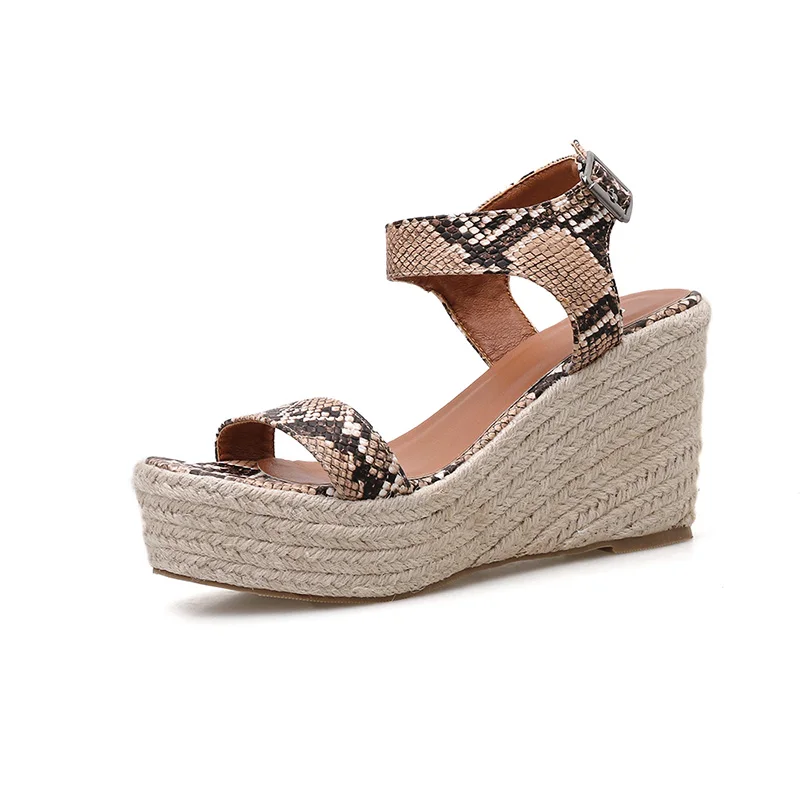 Сандалии со змеиным принтом Летние удобные босоножки на танкетке высоком
