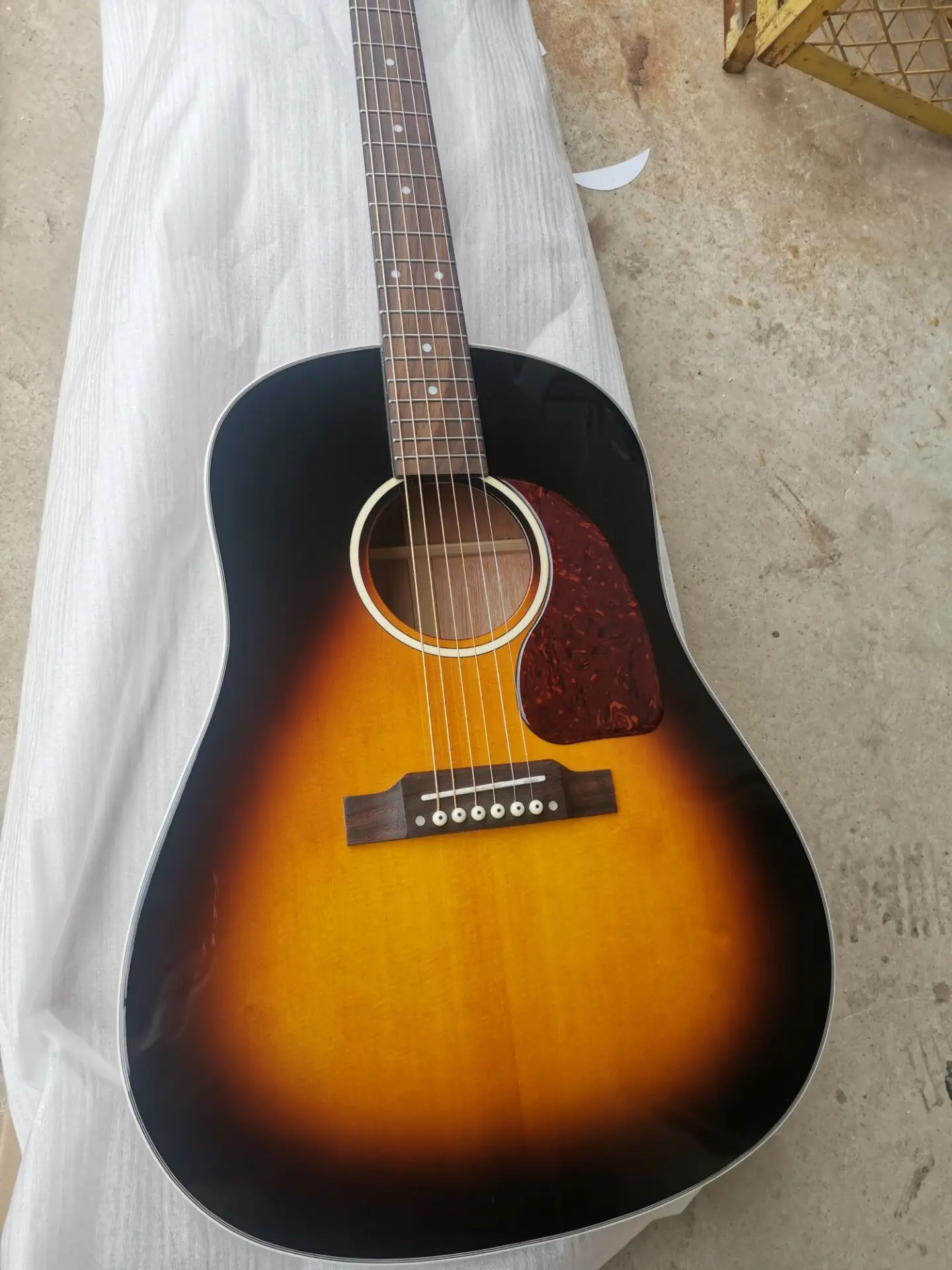 

Бесплатная доставка, оригинальная акустическая гитара с наклонным плечом pickguard honey sunburst, профессиональная 6-струнная гитара