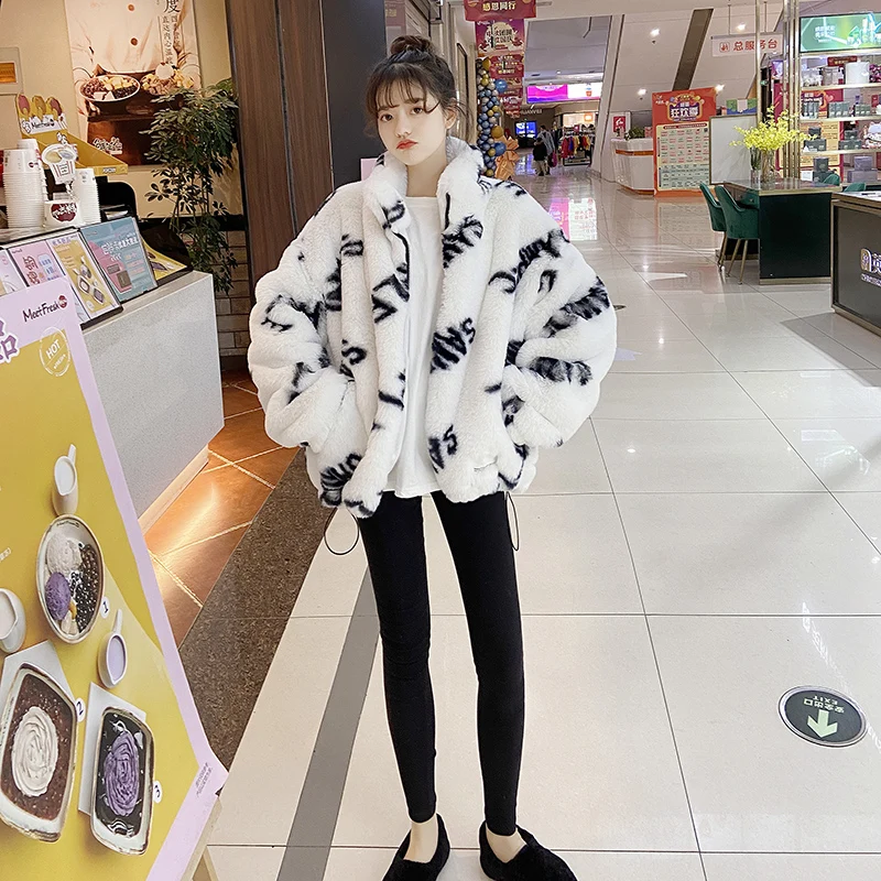 Пальто из меха ягненка в стиле ретро с буквами свободного покроя Осень-зима 2021 |