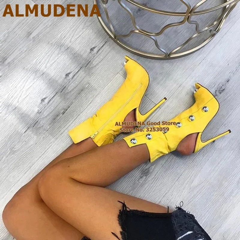 Желтые ботинки ALMUDENA с шипами и открытым носком классические на шпильке