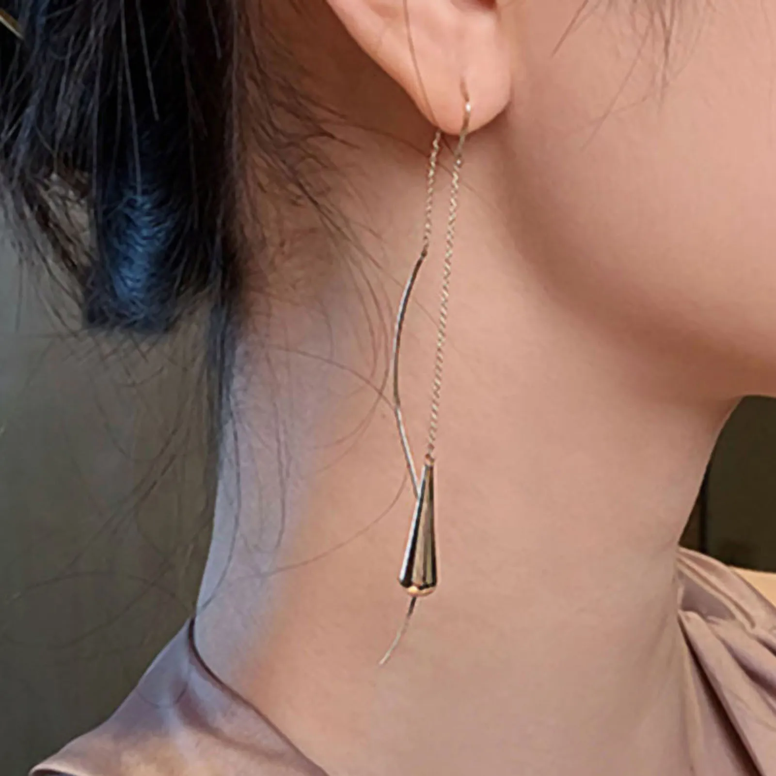 Серьги-кисточки с кристаллами Сваровски Длинные ассиметричные украшения в