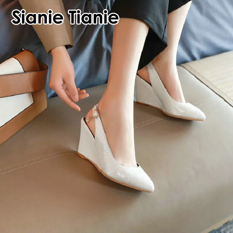 

Sianie Tianie/2020; лакированная ПУ крокодиловая кожа; женская обувь; слинбэки; женские босоножки на танкетке; Высокий каблук; Размеры 33-43; женские бо...