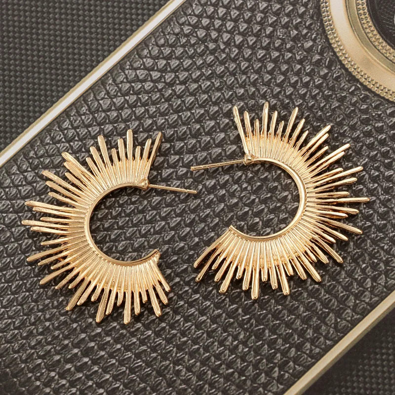 Цвета: золотистый полукруглый шипами Форма серьги с классными клепками в виде