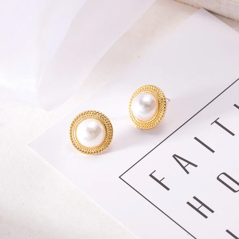 

New Ladies Simple Literary Retro Cold Wind Metal Pearl Earrings