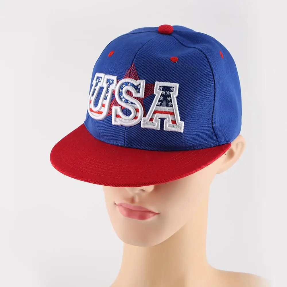 Красная бейсболка с плоским козырьком вышитыми буквами США синяя хлопковая