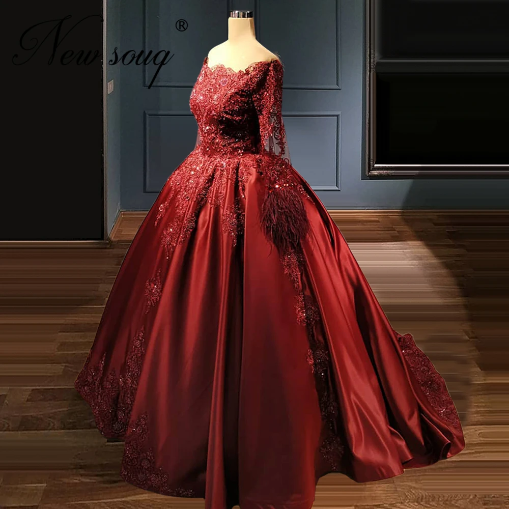 Элегантное платье с перьями для выпускного вечера бордовое кружево бисером