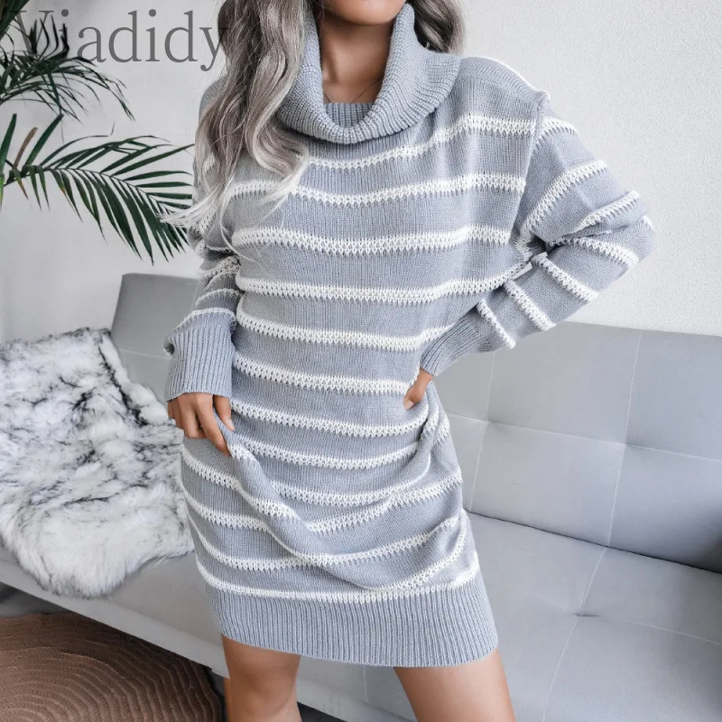 Женское Повседневное трикотажное платье-свитер в полоску с высоким воротником и