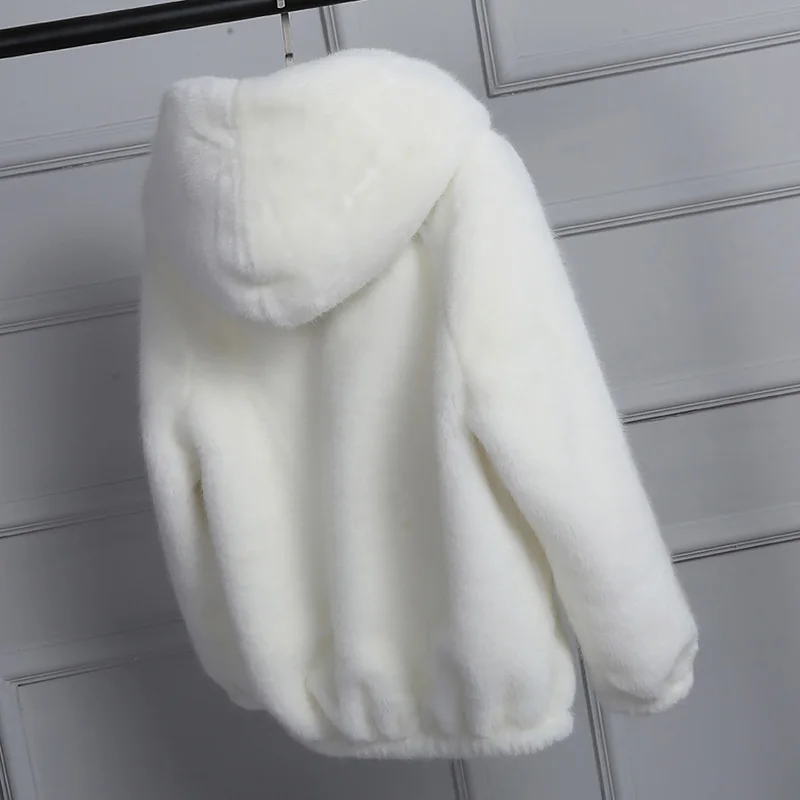 Женское пушистое пальто из искусственного меха с капюшоном на осень и зиму