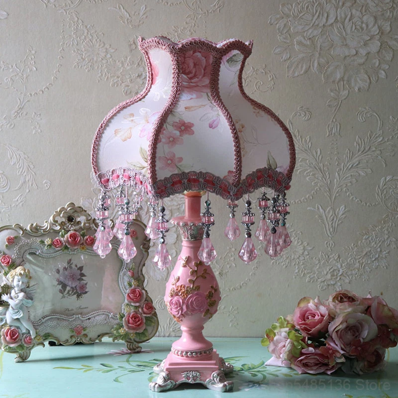 

Резная настольная лампа из смолы в европейском стиле, кружевной абажур для дворца, высококачественные модные декоративные лампы для спальни, гостиной, кабинета