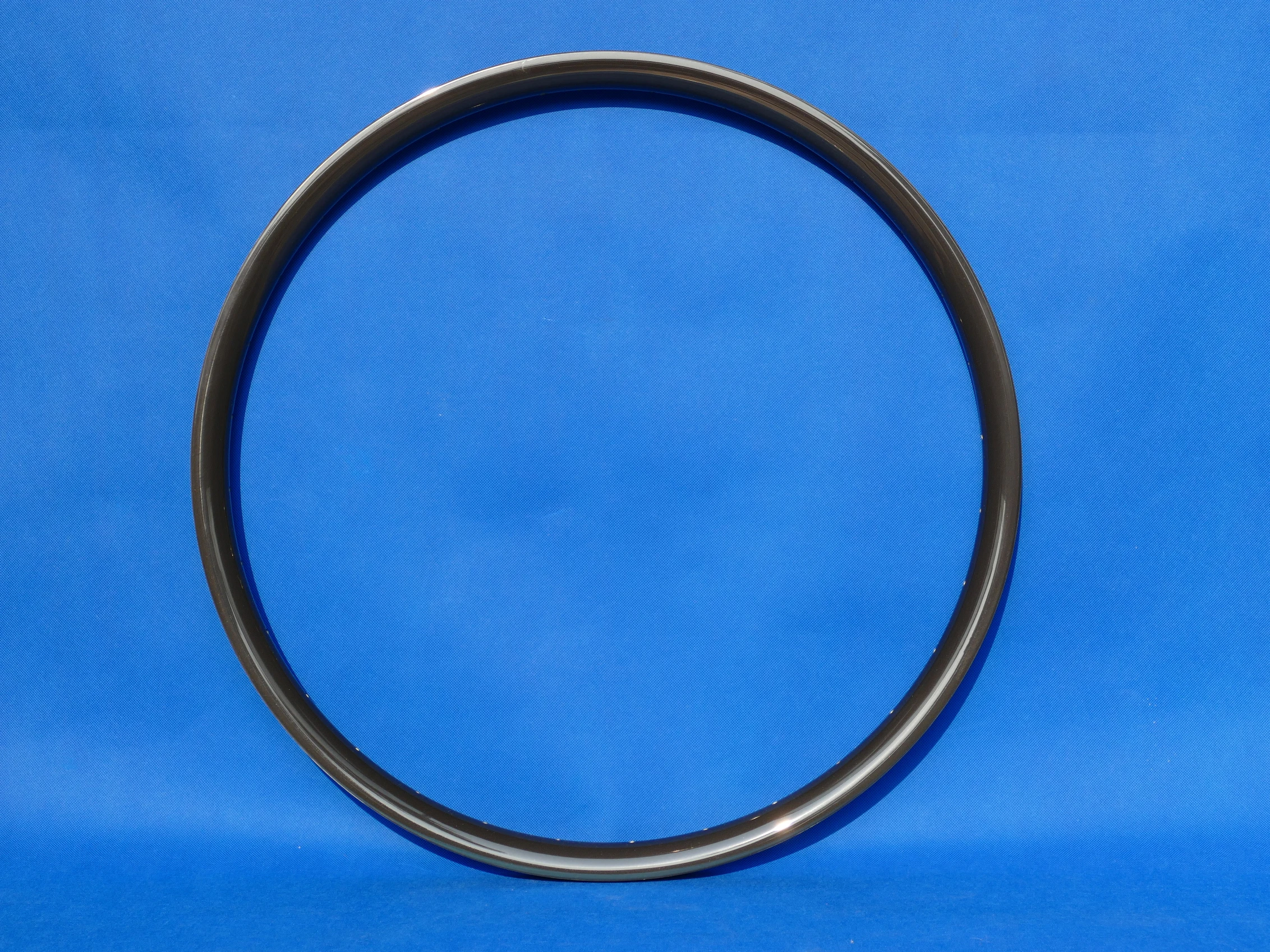 В комплект входит 1 пара ободов (передние и задние) полностью из углеродного