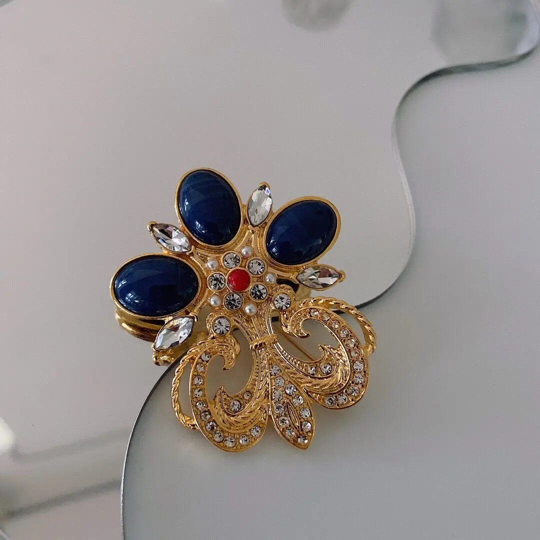 

Vintage Palace Baroque Classical Brooch