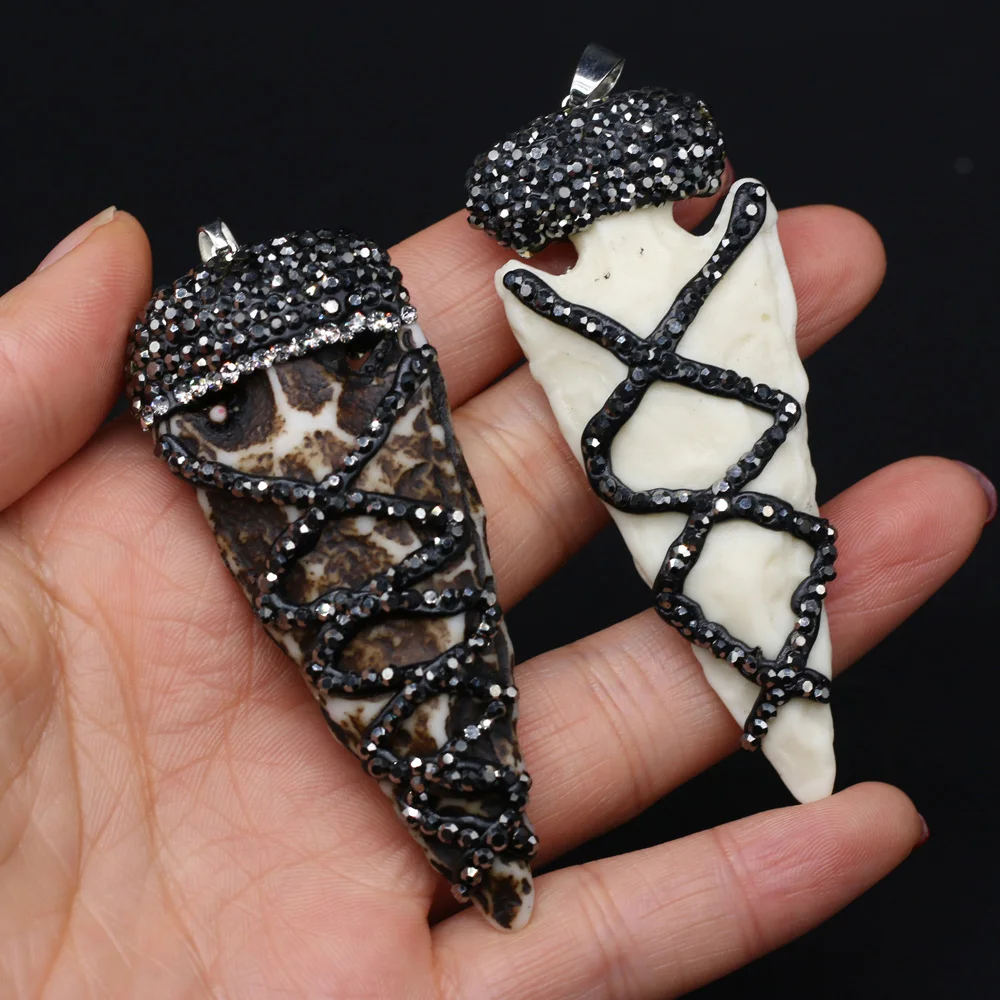 

2021Explosion Natural Acrylic Triangular Cone Inlaid Diamond White Black Pendant MakingDIY Fashion Necklace Jewelry Hanging Gift