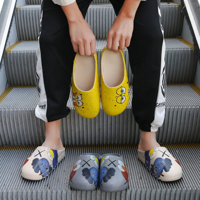 

Men Slippers Baotou Cartoons Flat Sandals Summer Sandy Beach Drainage Hole Breathable Adult Leisure Flip Flop Outdoor Men Shoes