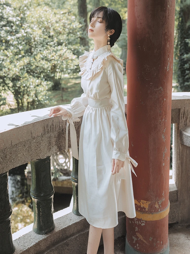 Женское белое платье с вышивкой маленькое милое во французском ретро стиле