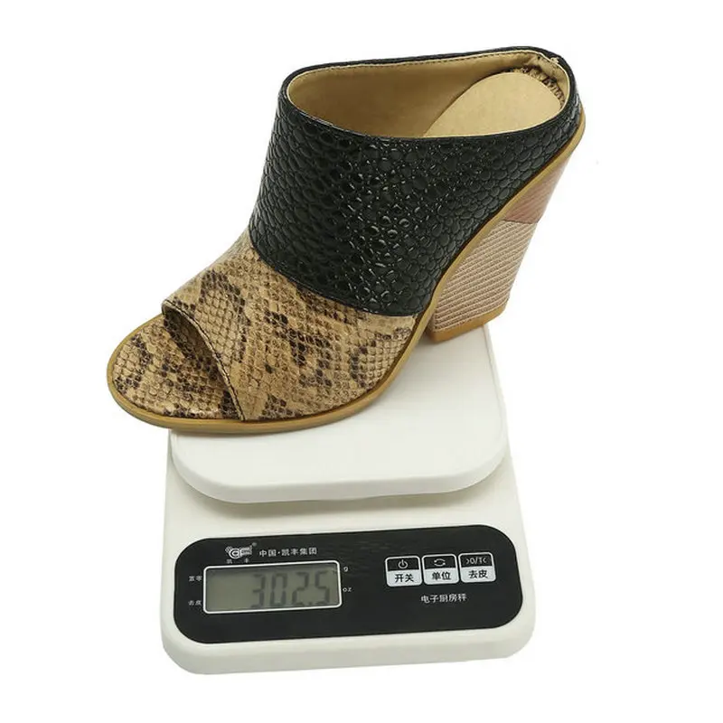 Сандалии женские на танкетке с открытым носком удобные модные тапочки цвет