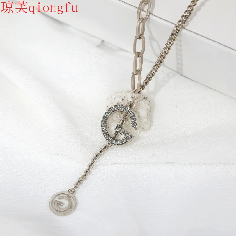 

Charming woman stainless steel jewelry Korean version of clavicle chain wild high-end temperament short letter necklace necklace