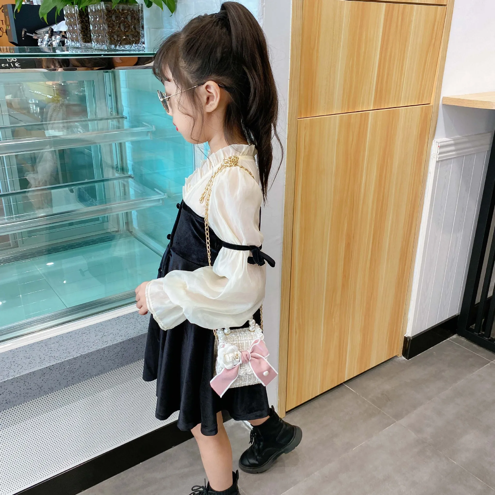 

Girls Princess Bag Baby Messenger Crossbody Bags Shoulder Stylish Zipper Purses Fashion Shoulder Bag Pearl Bow Decor