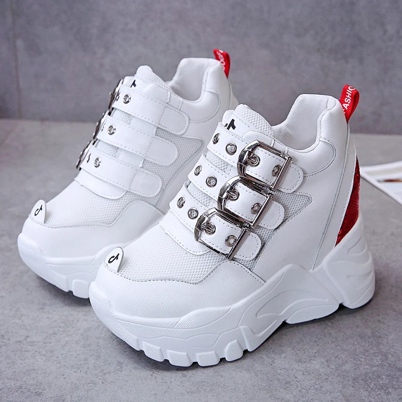 Женские кроссовки на танкетке 9 см белые из дышащей сетчатой ткани повседневная