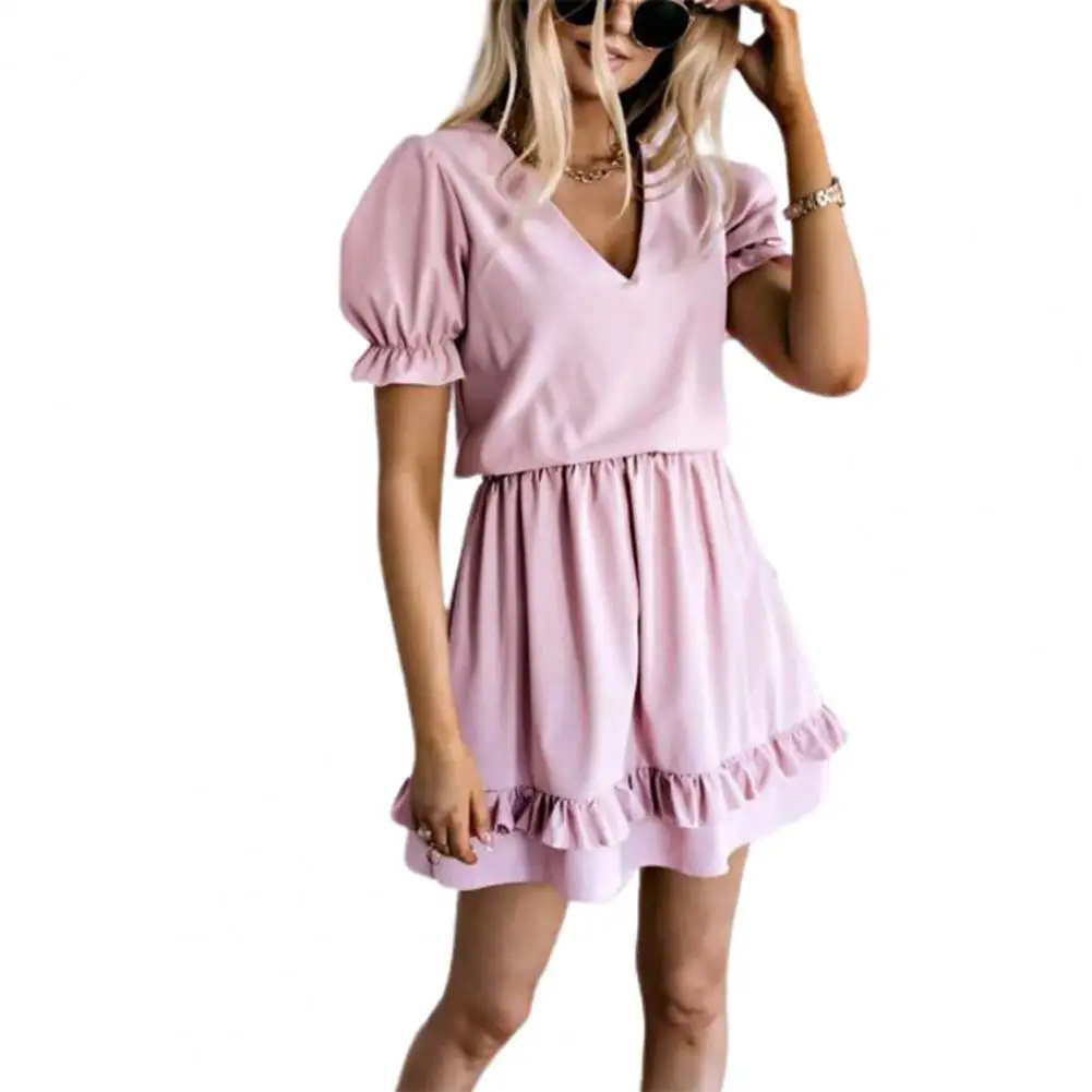 Фото Женское мини-платье с V-образным вырезом однотонное платье-трапеция оборками на