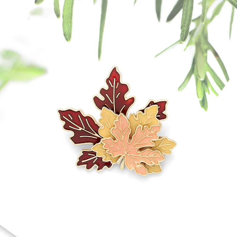 

Vintage Maple Leaf Brooch for Women Charming Brooch Female Collar Lapel Metal Pin Fashion Jewelry Gifts Christmas Decoration