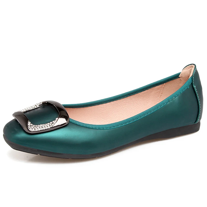 Женские кожаные туфли на плоской подошве лоферы из искусственной кожи с пряжкой