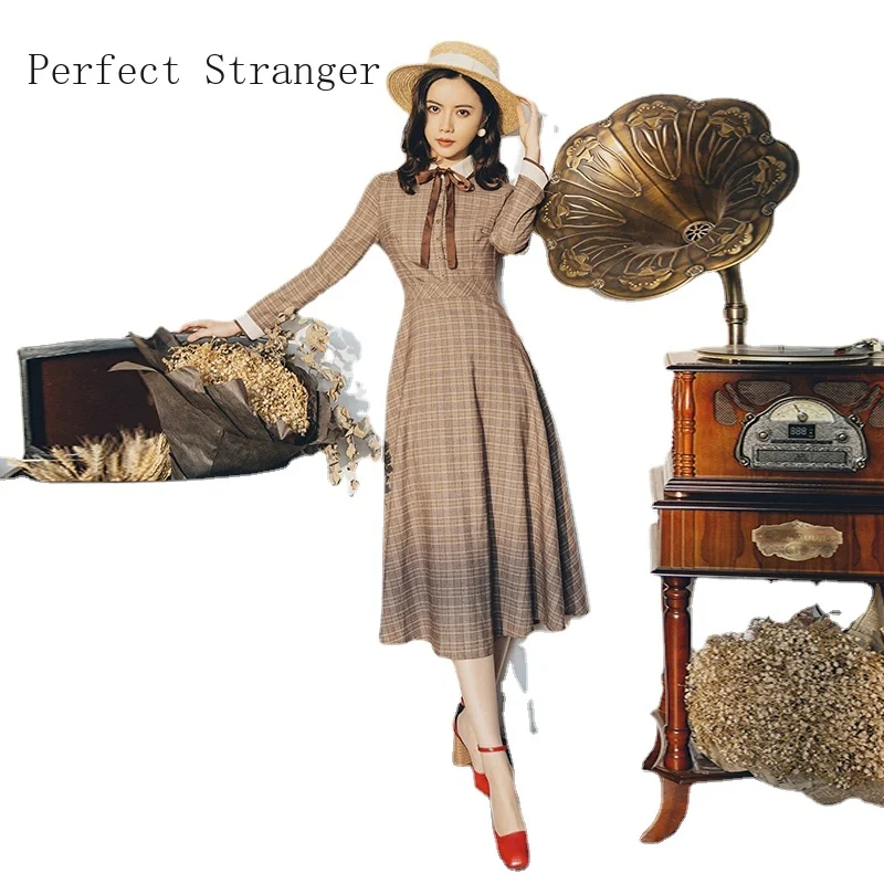 Женское длинное платье винтажное в клетку с воротником стиле Питера Пэна бантом