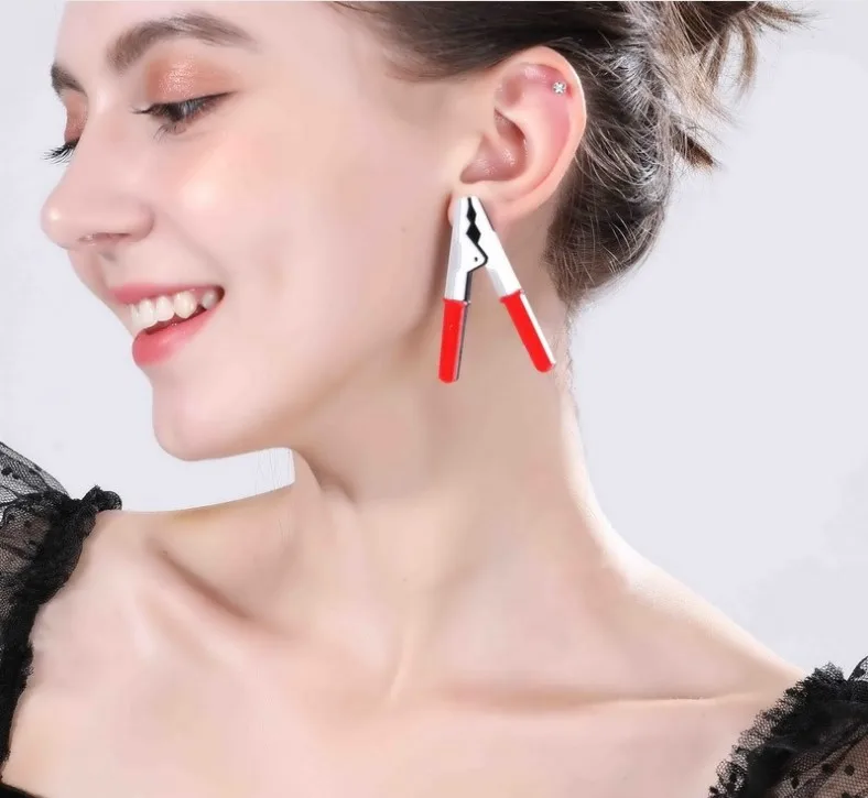 Преувеличенные забавные синие красные серьги гвоздики в форме пороков стиле
