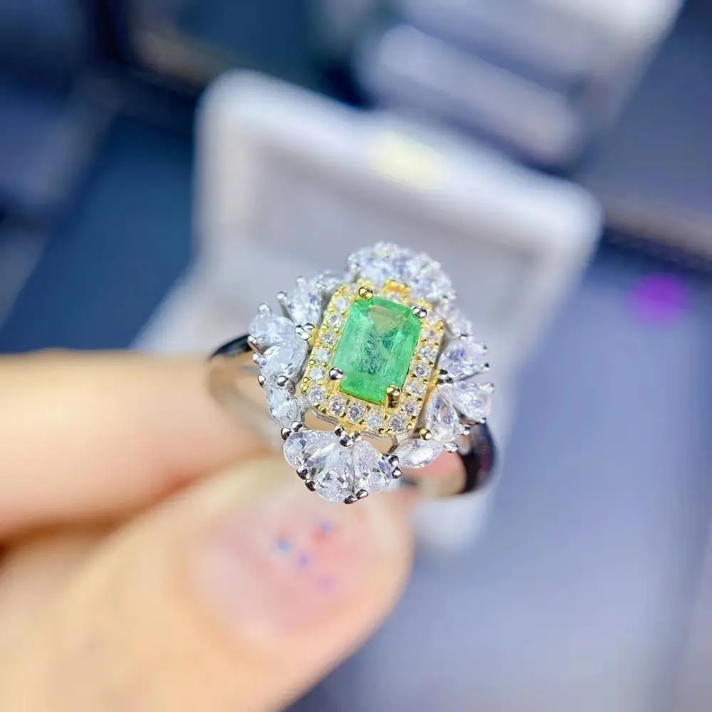 

Кольцо женское из серебра 925 пробы, с изумрудом