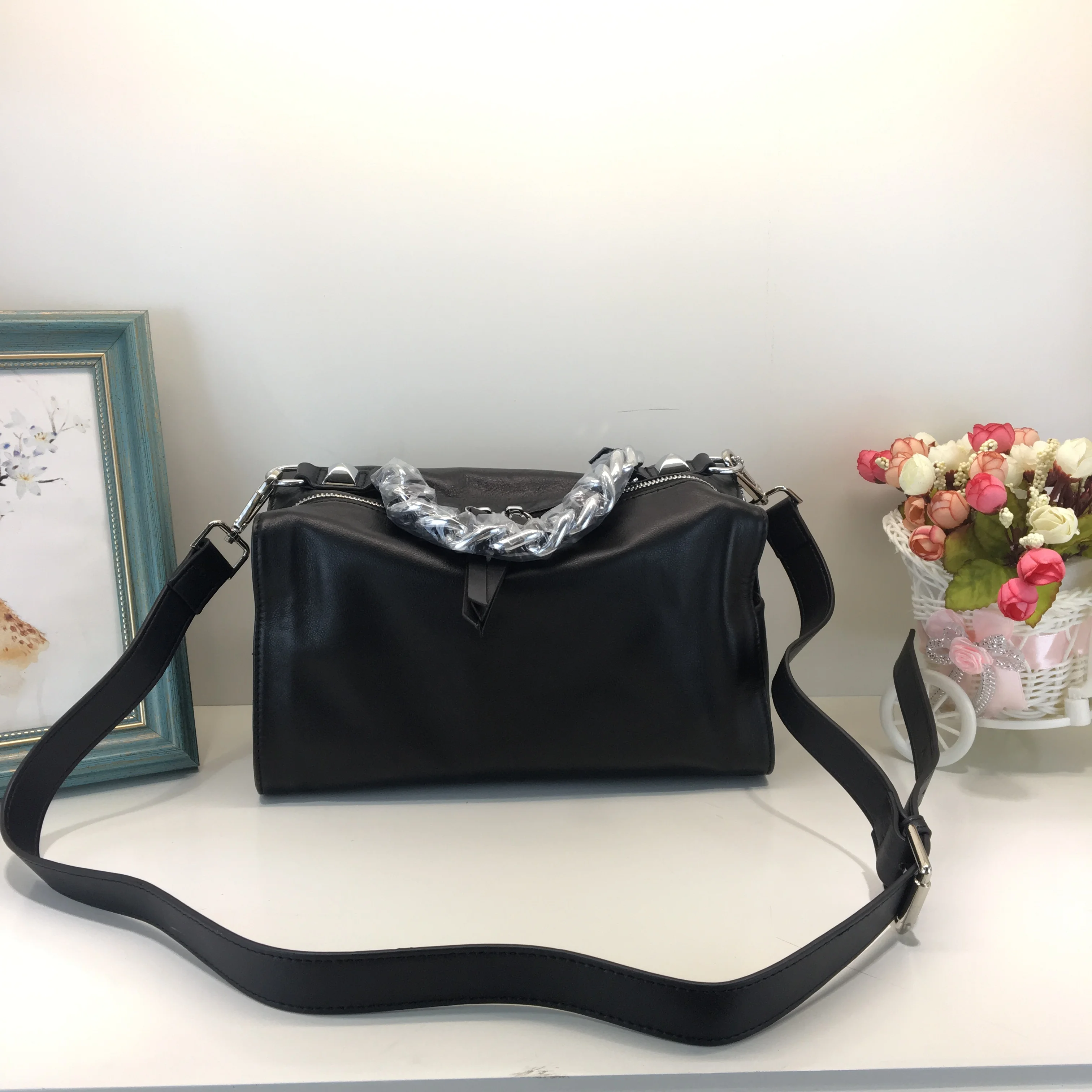 Женская сумка мессенджер из натуральной кожи с широким плечевым ремнем в стиле