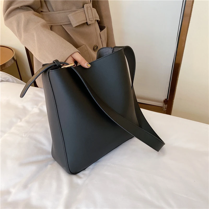 Новинка однотонная женская сумка мешок через плечо качественная удобная из