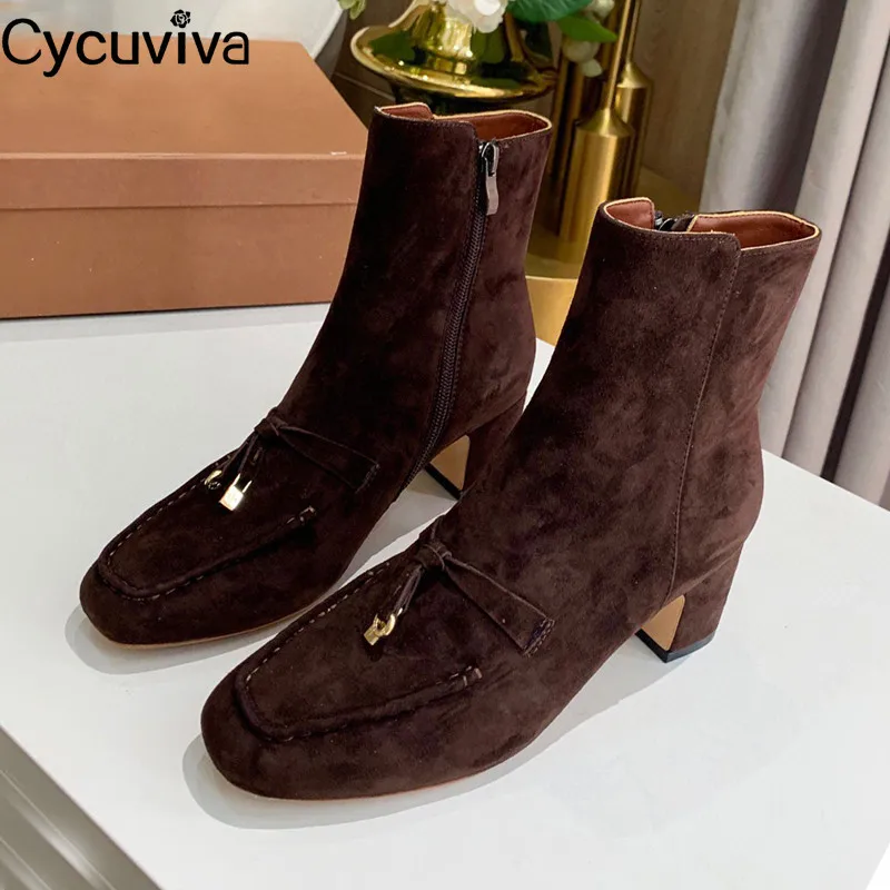 Женские замшевые ботинки челси Бежевые на массивном каблуке с металлическим