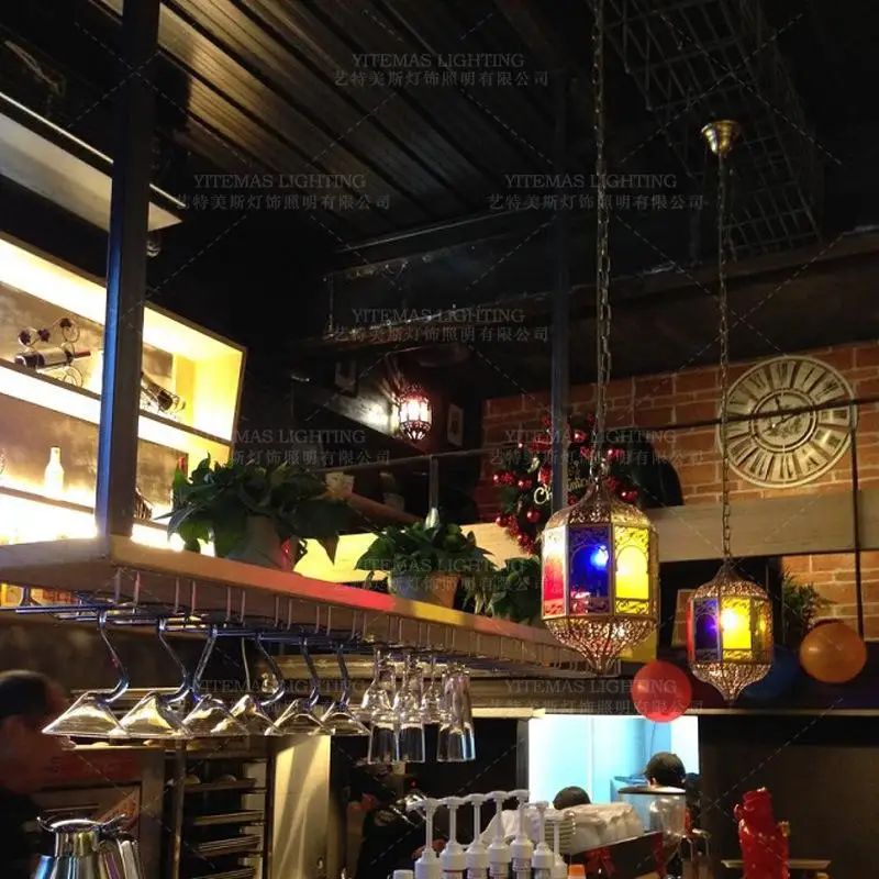 Небольшой арабский подвесной светильник из меди и разноцветного стекла на