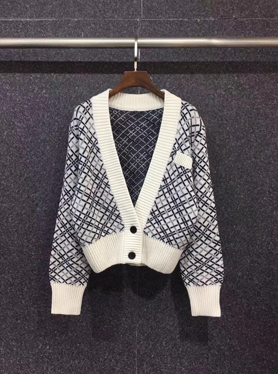 

Женский шерстяной кардиган с V-образным вырезом