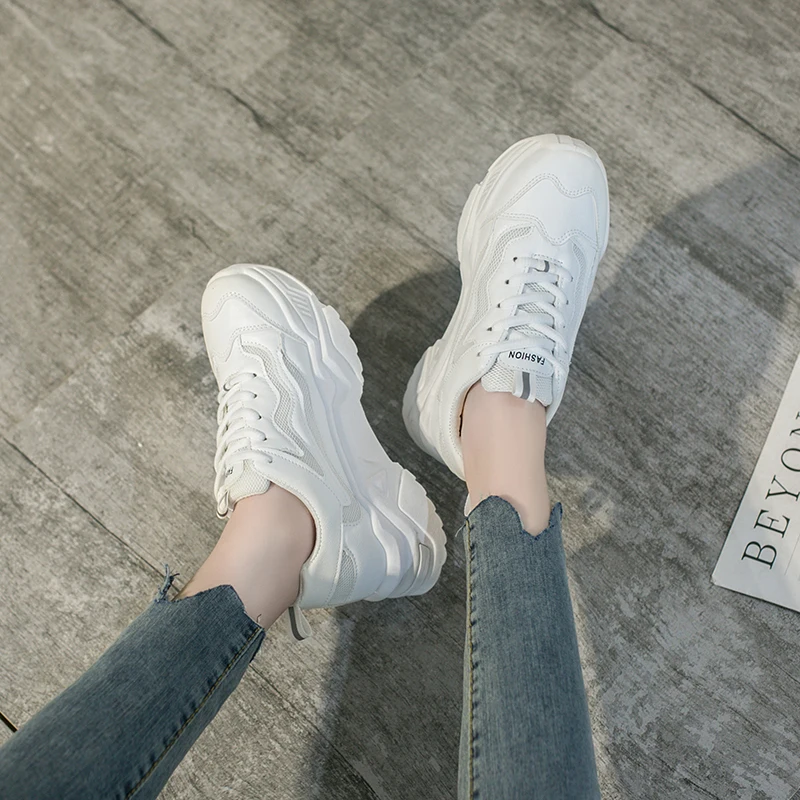 Модные белые кроссовки женские брендовые дамские на платформе не сужающиеся