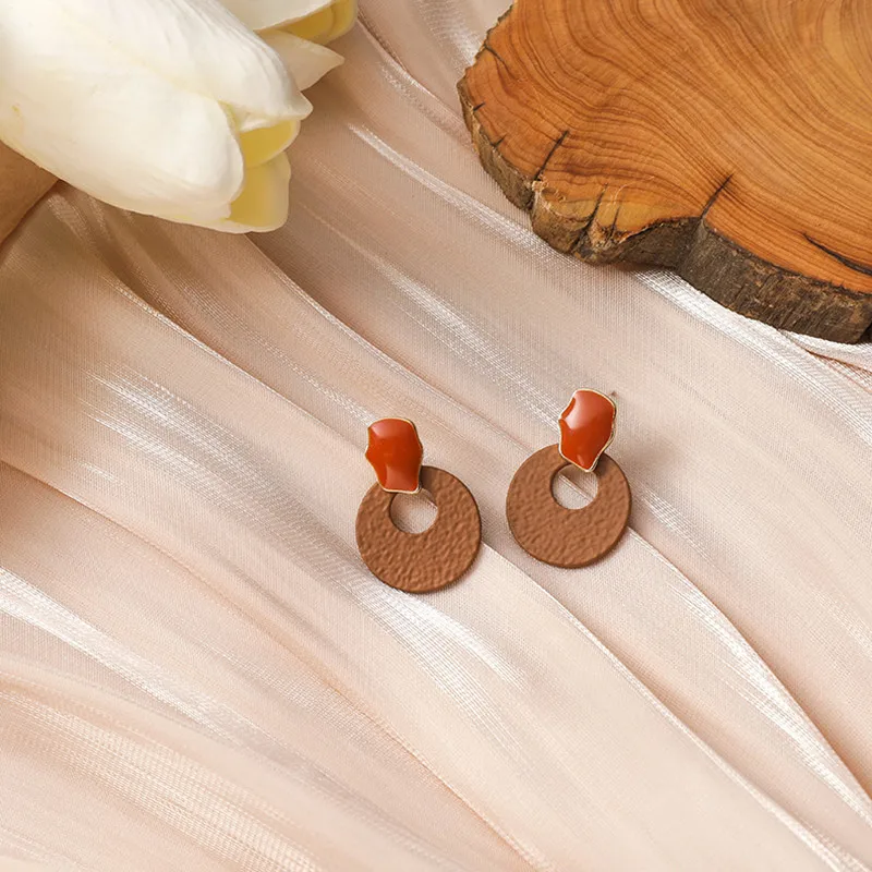

2020 Hong Kong wind milk tea color brown irregular drip restoring ancient ways round earrings temperament personality brief para