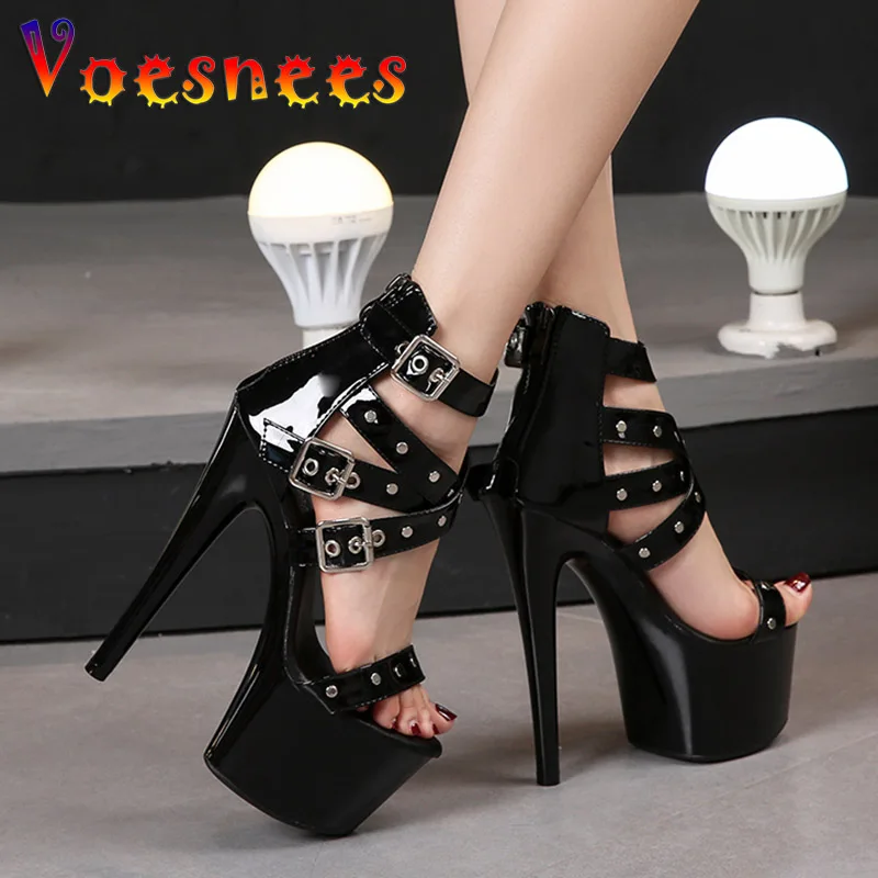 Женские босоножки на платформе летние с ремешком щиколотке и заклепками модель 16