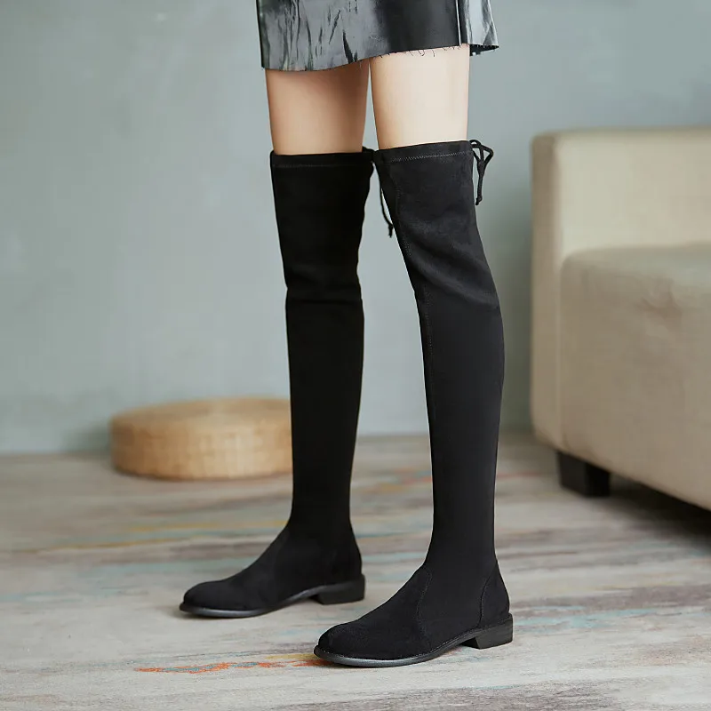 Женские замшевые сапоги выше колена черные из натуральной кожи на плоской