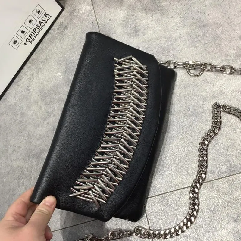 

Новинка 2021 простая и модная сумка-конверт через плечо с цепочкой мягкая кожаная однотонная маленькая квадратная сумка с каналами Gg