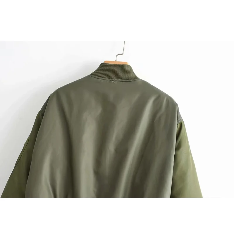 Женская короткая куртка-бомбер на молнии с длинным рукавом |