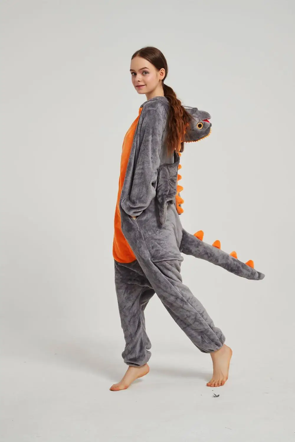 Серая футболка с изображением героев мультфильма Как приручить дракона