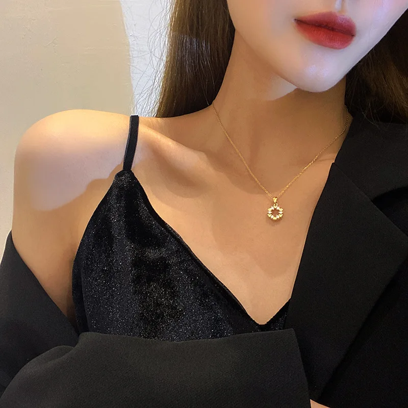 

Love Necklace Women's Accessories Heart-Shaped Necklace Metal Love Clavicle Chain Pendant Women