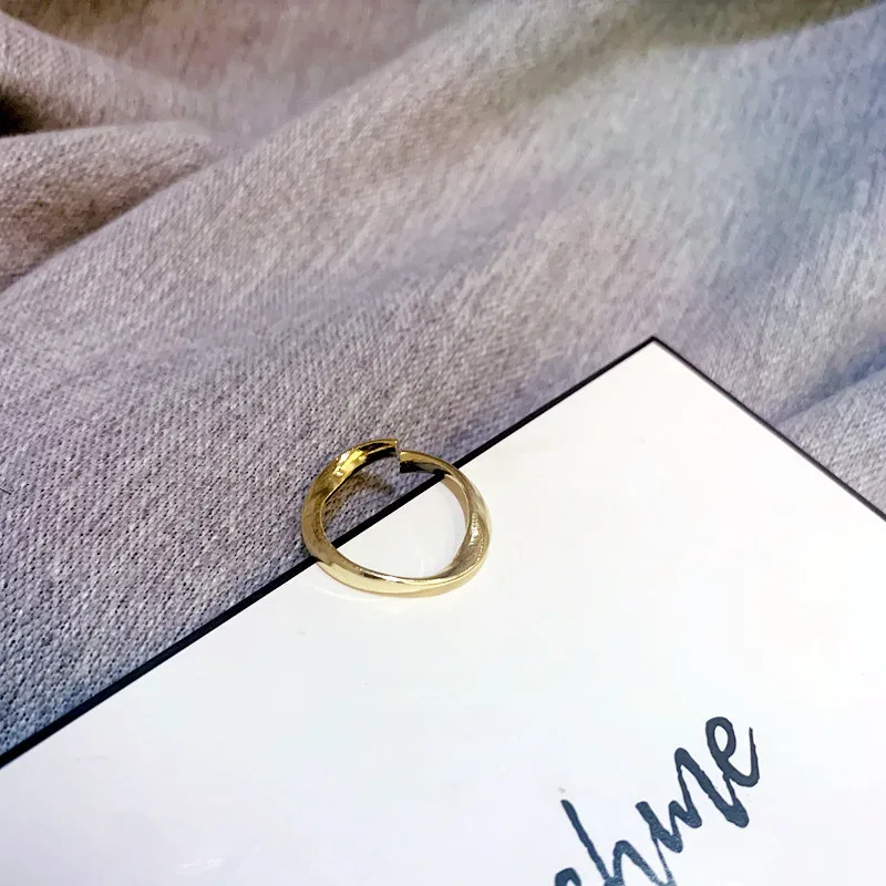 

Simple wind Mobius chic ring female Japanese and Korean personality trendsetter student net red cold wind joint ring