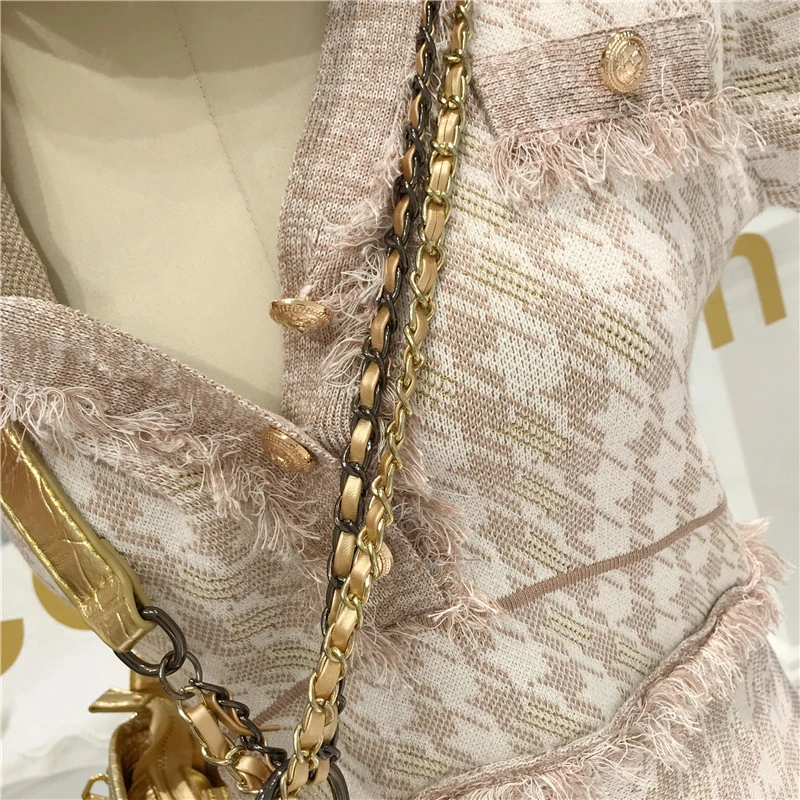 Женское трикотажное платье с V-образным вырезом длинным рукавом и кисточками -