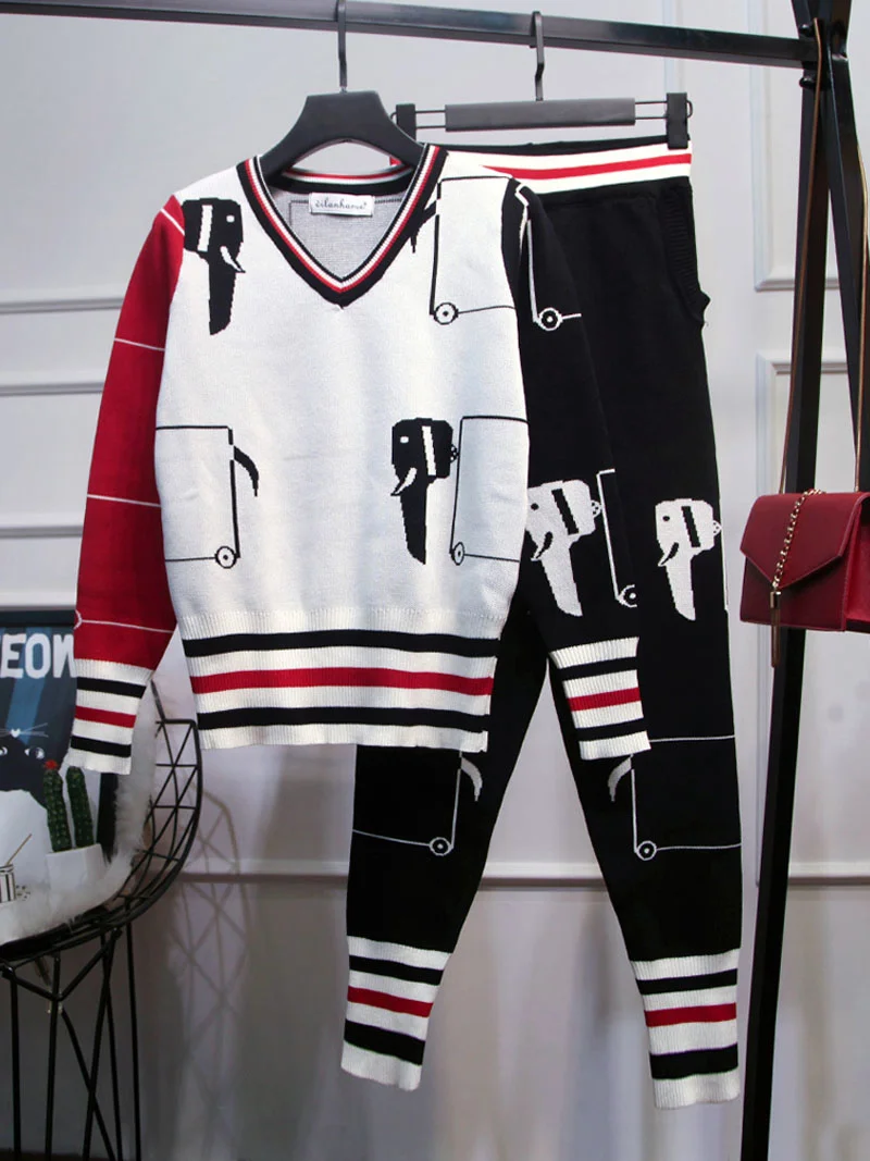 

Спортивный костюм в полоску, с V-образным вырезом и брюками