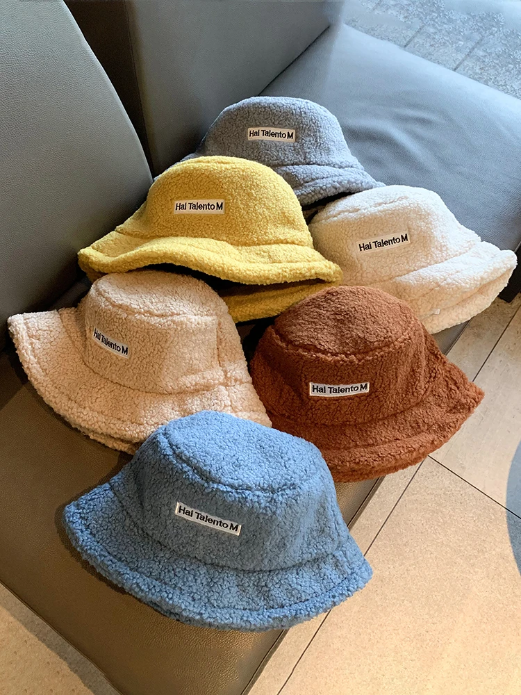 Зимняя однотонная шапка из искусственного меха с вышивкой в виде букв для