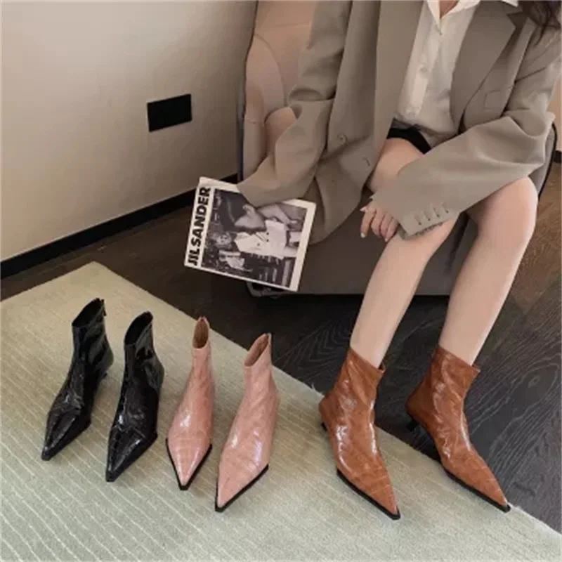 

2021 autumn new fashion temperament crocodile pattern European and American style boots low heel pointed short boots female