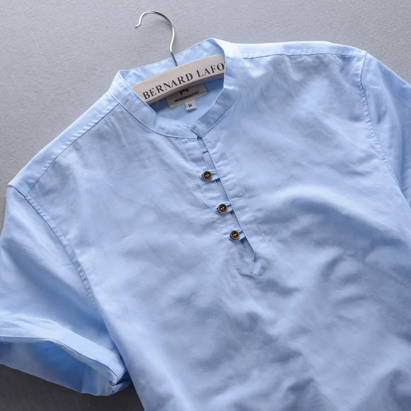 Белая мужская летняя рубашка с коротким рукавом небесно-голубого цвета